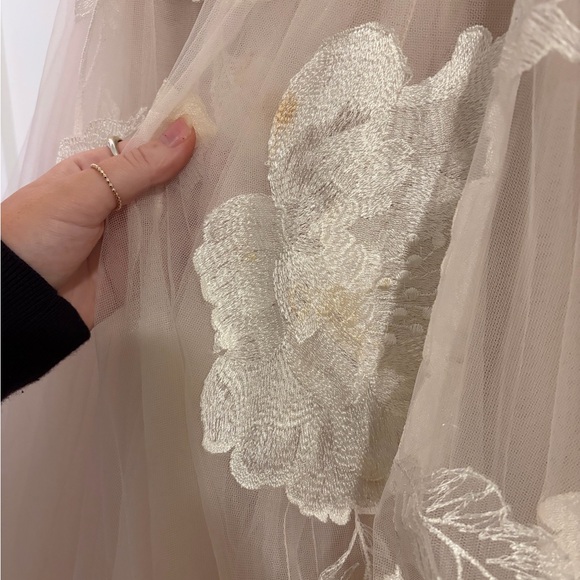 BHLDN Ivory Floral Lace Wedding Dress - Picture 8 of 9